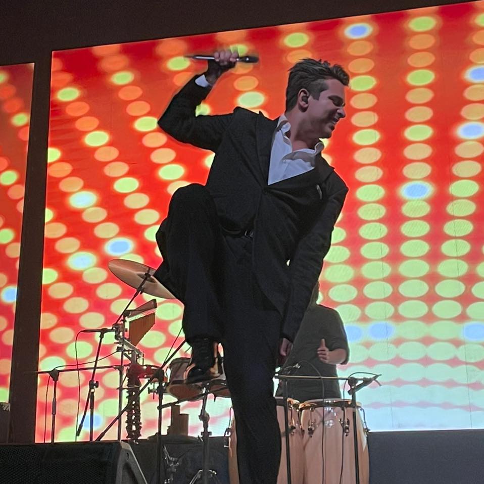 Ricky Santos Presenta un Emotivo Homenaje a Luis Miguel en CDMX