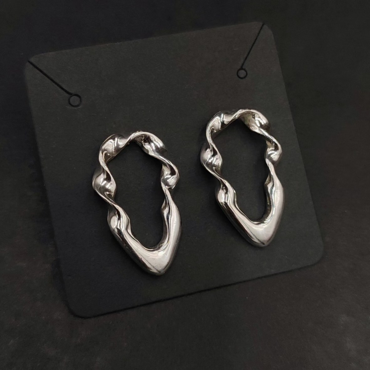 Esseria, joyeria de autor que representa la idea del ser y dejar&nbsp;fluir