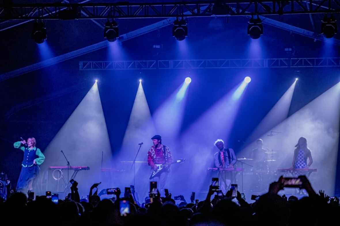 Vibras francesas en la capital: La Femme hace bailar la Carpa del Velódromo en&nbsp;CDMX